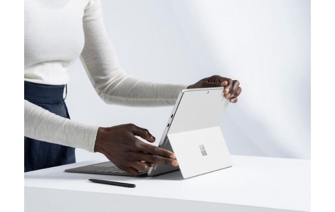 Frau benutzt das Gerät